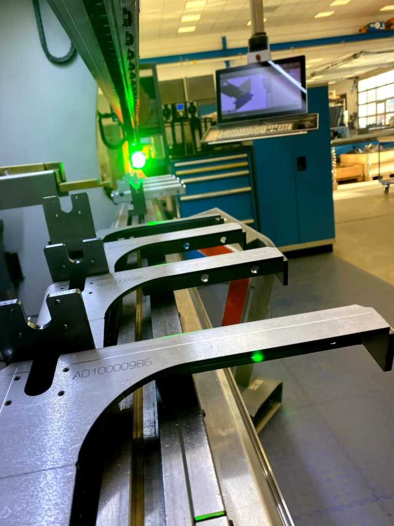 Präzisions-Metallbearbeitung mit einer CNC-Maschine in einer modernen Industrieumgebung, mit Lasermessung und digitaler Steuerung.